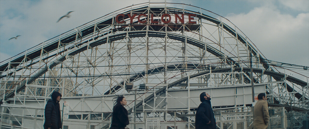 사라진 ‘이반’을 찾기 위해 이곳 저곳을 돌아다니는 아노라와 이반 가족의 하수인들. 스틸컷 출처 IMDB