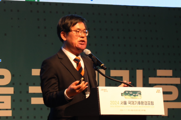 장용철 충남대 교수가 2024 서울 국제기후환경포럼에서 플라스틱 국제협약의 동향과 대응 방안 등을 설명하고 있다. 김민성 기자