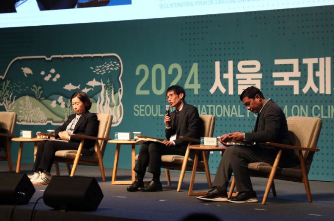 이와사키 타카노부 도쿄시 지속가능자재관리기획과 부국장(가운데)이 도쿄의 플라스틱 감축 노력을 설명하고 있다. 왼쪽은 정미선 서울시 기후환경본부 자원순환과장, 오른쪽은 빈센트 폴 퍼디난드 비나라오 필리핀 퀘존시티 정부 보조 부서장. 김민성 기자