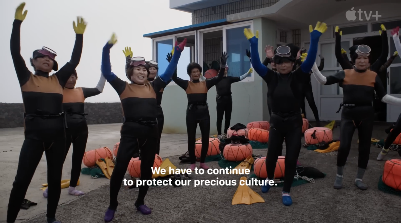 해녀들이 바다에 들어가기 전 체조를 하고 있다. 출처 애플티비 마지막 해녀들 예고편