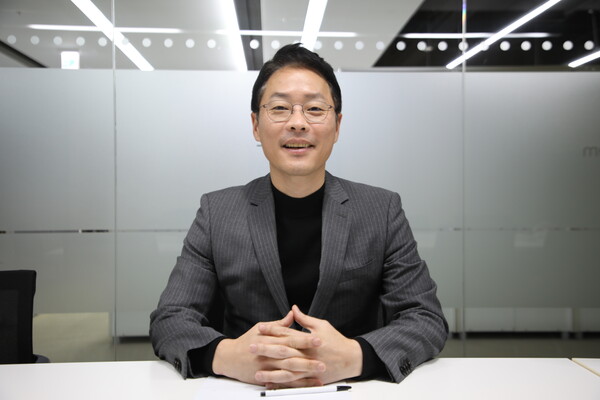 지난달 14일 차주혁 노동 전문기자가 단비뉴스와 인터뷰하며 미소 짓고 있다. 박현석 기자