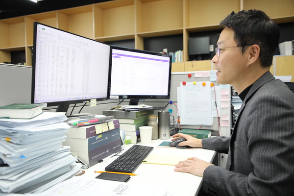 MBC 보도국 사무실에 마련된 자신의 자리에서 차주혁 기자가 앞으로 보도할 기사를 살펴보고 있다. 박현석 기자