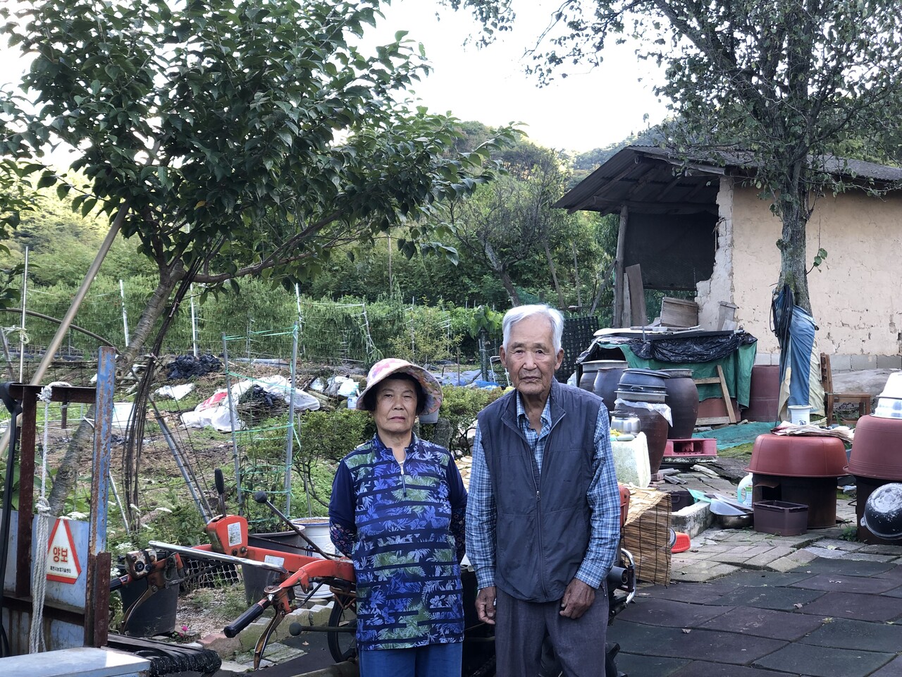 봉양읍 삼거1리 제비골 자택 앞에 이상철(오른쪽) 씨와 채임선(왼쪽) 씨가 서 있다. 이예진 기자