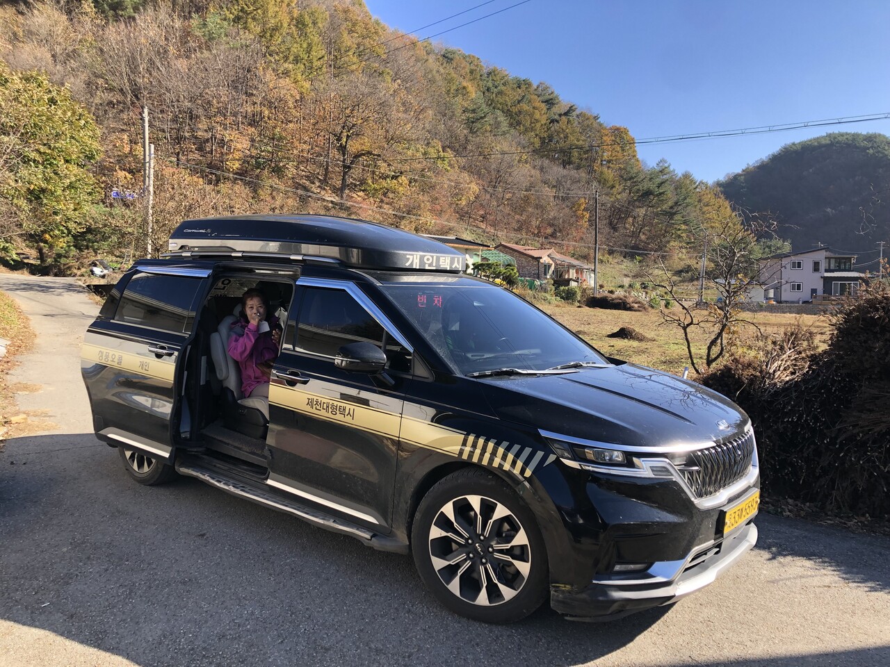 백운면 운학리에서 마을 주민 두 사람을 태우고 있는 행복택시. / 이예진 기자