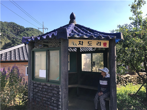 집 앞 차도리 종점 버스정류장에서 김범열(84) 씨가 시내버스를 기다리고 있다. 조옥주 PD