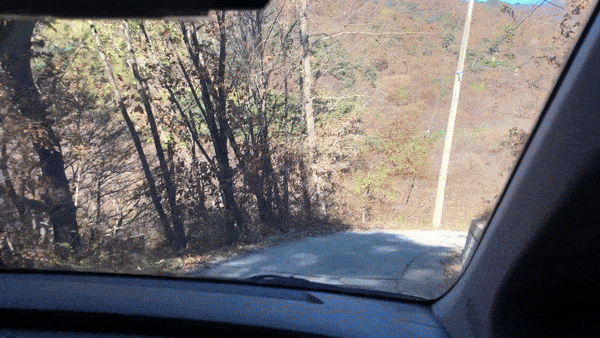 백운면 운학리 주민을 태운 행복택시가 버스가 들어서기 힘든 백운면 덕동의 좁은 비탈길에서 주행하고 있다. 이예진 기자