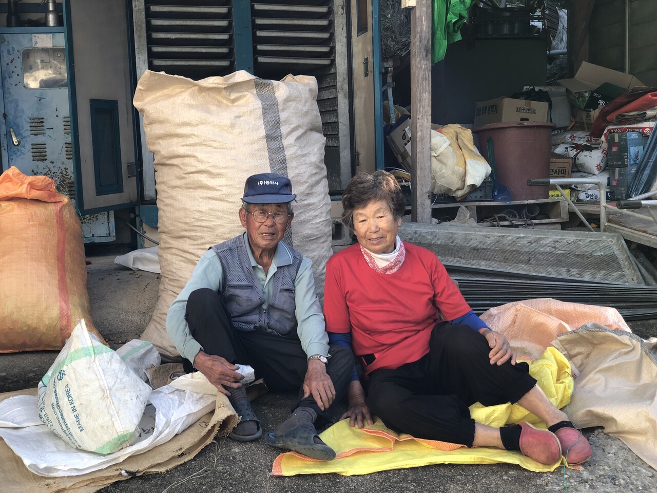 충북 제천시 봉양읍 삼거1리 두무실에 있는 집 앞에서 농작물을 정리하다 휴식을 취하고 있는 강선각(왼쪽), 이순하 씨 부부. 이예진 기자