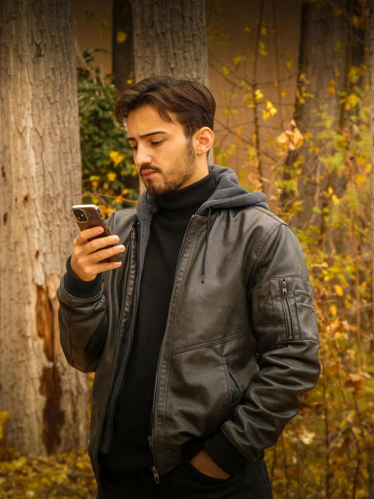 스마트폰을 들여다보는 남성. 출처 Pexels