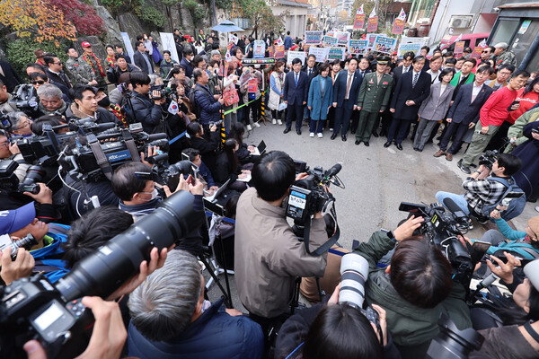 지난 21일 박정훈 전 해병대 수사단장의 결심공판이 열리는 서울 용산구 중앙지역군사법원 앞에서 기자회견을 취재하는 취재원의 모습. 출처 연합뉴스