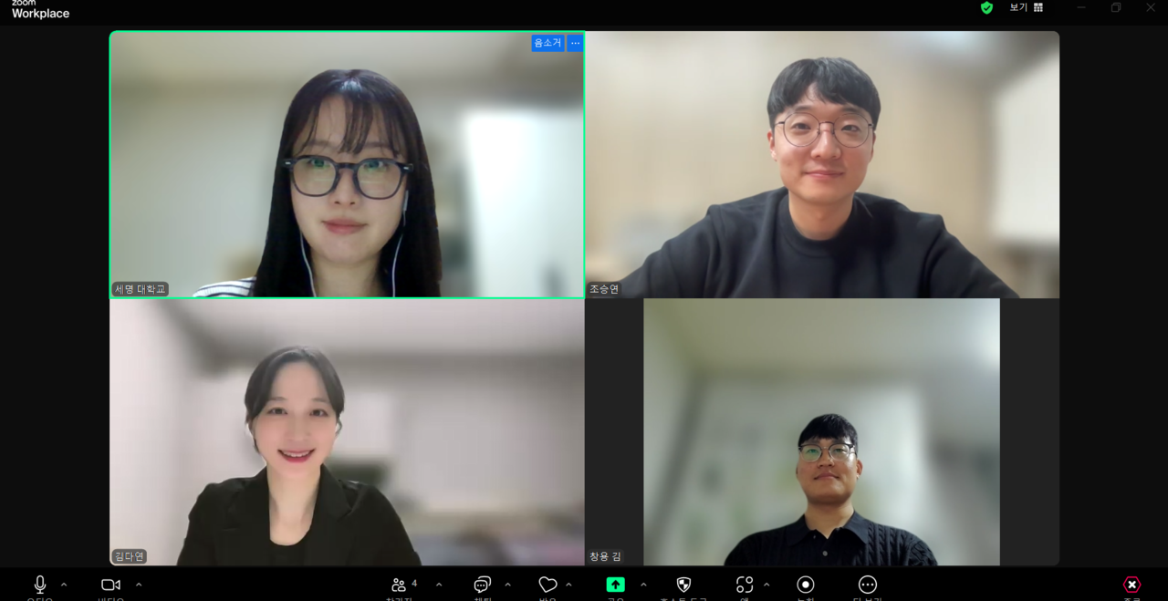 지난 21일, 줌(ZOOM)에서 이채현 단비뉴스 기자가 조승연 동아일보 기자, 김창용 중앙일보 기자, 김다연 동아일보 기자와 인터뷰하고 있다(왼쪽 위에서 시계방향순). 이채현 기자