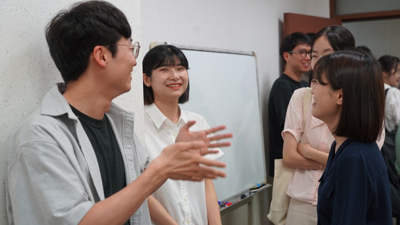 동아일보 기자가 된 조승연 당시 단비뉴스 기자(왼쪽)가 지난 8월 1학기 종강식을 앞두고 동기들과 이야기를 나누고 있다. 출처 조승연 기자
