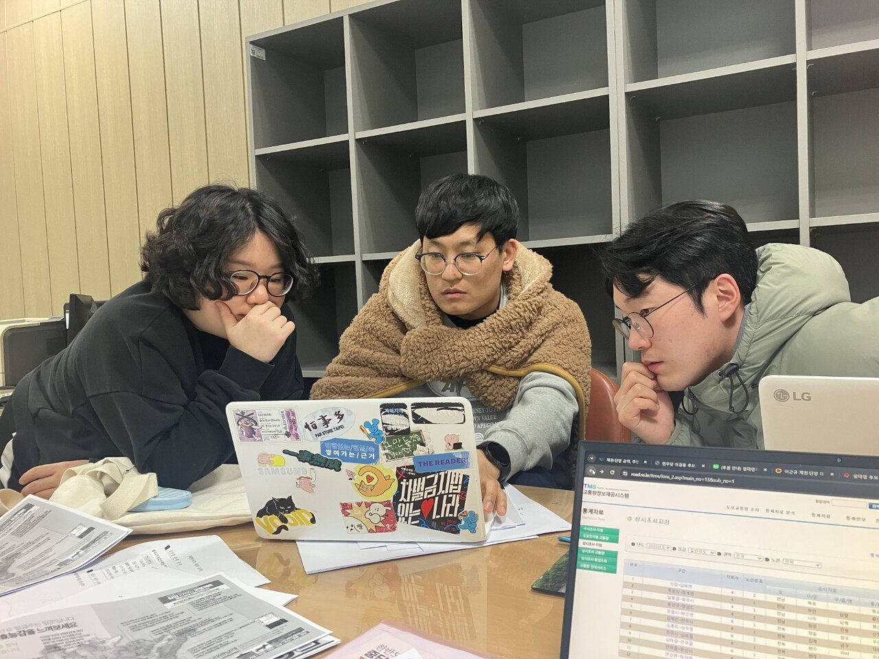 중앙일보 기자가 된 김창용 당시 단비뉴스 기자(가운데)가 지난 3월 총선 기획 보도를 위해 팀원들과 회의하고 있다. 출처 김창용 기자