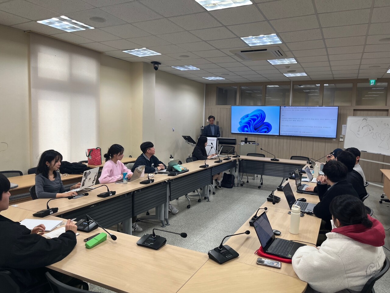 세저리 학생들이 심석태 교수의 방송취재보도론 강의를 듣고 있다. 이채현 기자