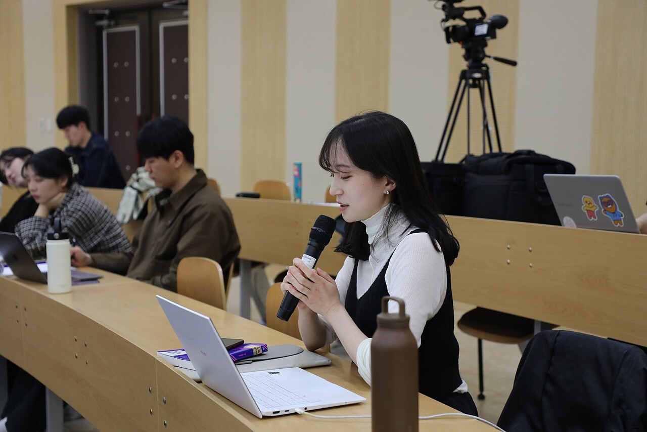 동아일보 기자가 된 김다연 당시 단비뉴스 기자가 지난 5월 인문사회교양특강 수업에서 강연자에게 질문하고 있다. 출처 김다연 기자
