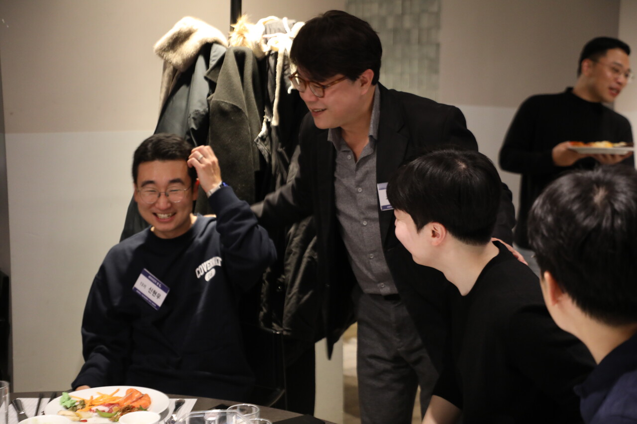 안수찬 교수와 졸업생이 동문회에서 인사를 나누고 있다. 홍성민 기자