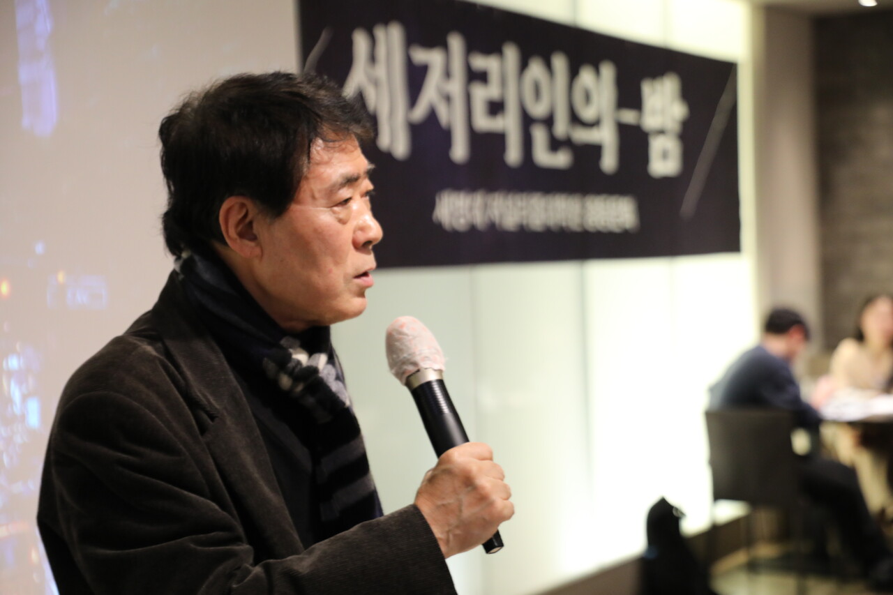 이상요 전 교수가 동문회에서 건배사를 하고 있다. 홍성민 기자