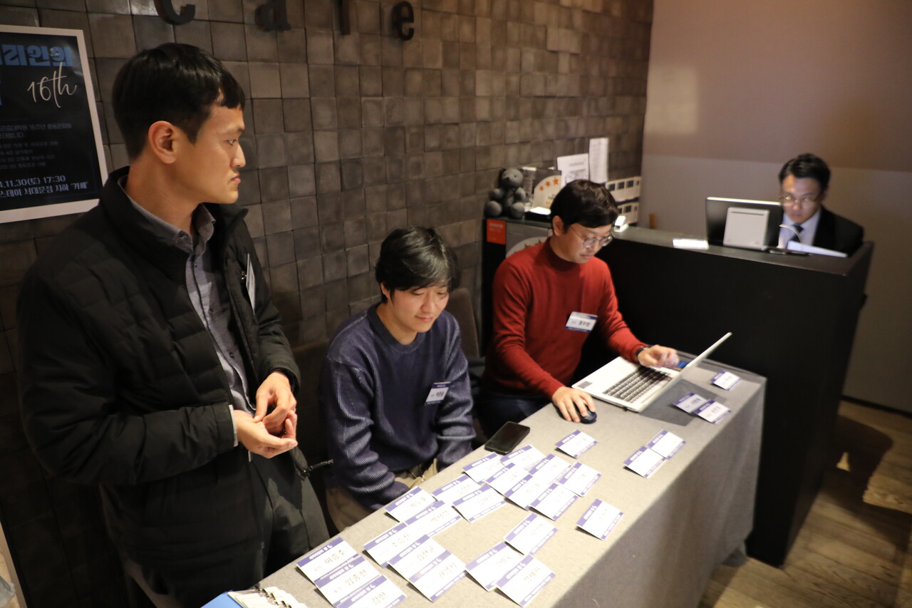 세저리 6기 졸업생들이 참석자 안내를 하고 있다. 홍성민 기자