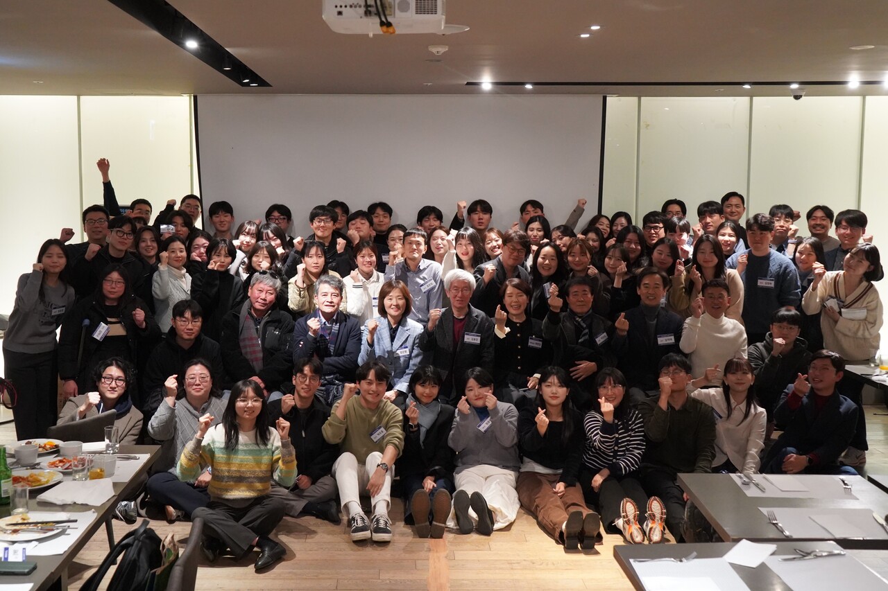 세저리 총동문회를 마치고 참석자들이 기념촬영을 하고 있다. 이예진 PD