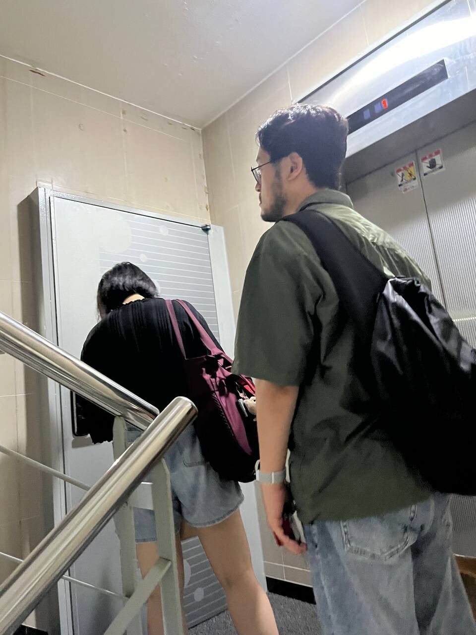 올해 7월 채윤태 기자(오른쪽)가 성매매 업소를 직접 방문해 조사하는 모습. 서울 강남구 삼성동에 위치한 마사지형 업소를 방문했다. 출처 한겨레21