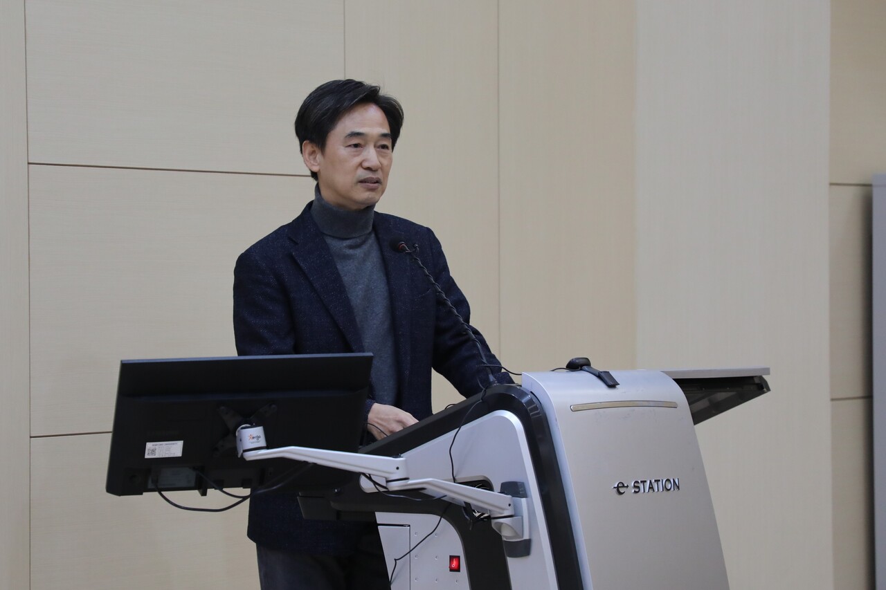 ‘2024 세명 대학언론상’ 시상식에서 심석태 세명대 저널리즘대학원 교수가 심사평을 말하고 있다. 이예진 PD