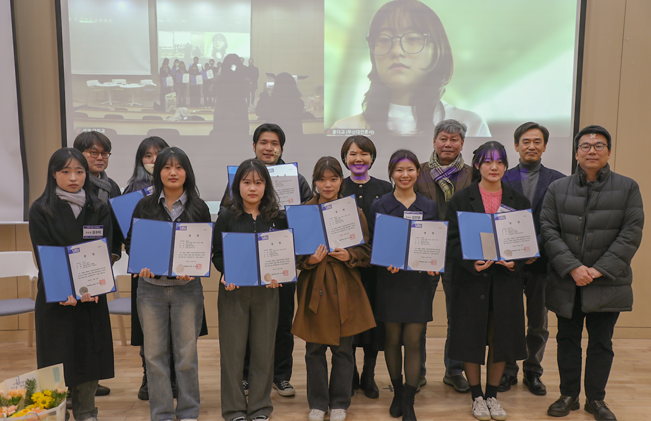 지난 23일 세명대 학술관 컨퍼런스홀에서 열린 ‘2024 세명 대학언론상’ 시상식 참가자들이 기념 촬영을 하고 있다. 왼쪽 윗줄부터 시계방향으로 세명대 저널리즘대학원 안수찬 교수, EUBS 한정인 PD, UBS 김선범 PD, 제정임 원장, 박정용 교수, 심석태 교수, 곽영신 저널리즘연구소 연구원, 연세 금별 기자, UBS 김민영 김예진 이민지 유지담 PD, EUBS 김수미 PD. 단상 뒤쪽 화면에는 비대면으로 참석한 채널PNU 윤다교 기자의 모습이다. 이예진 PD