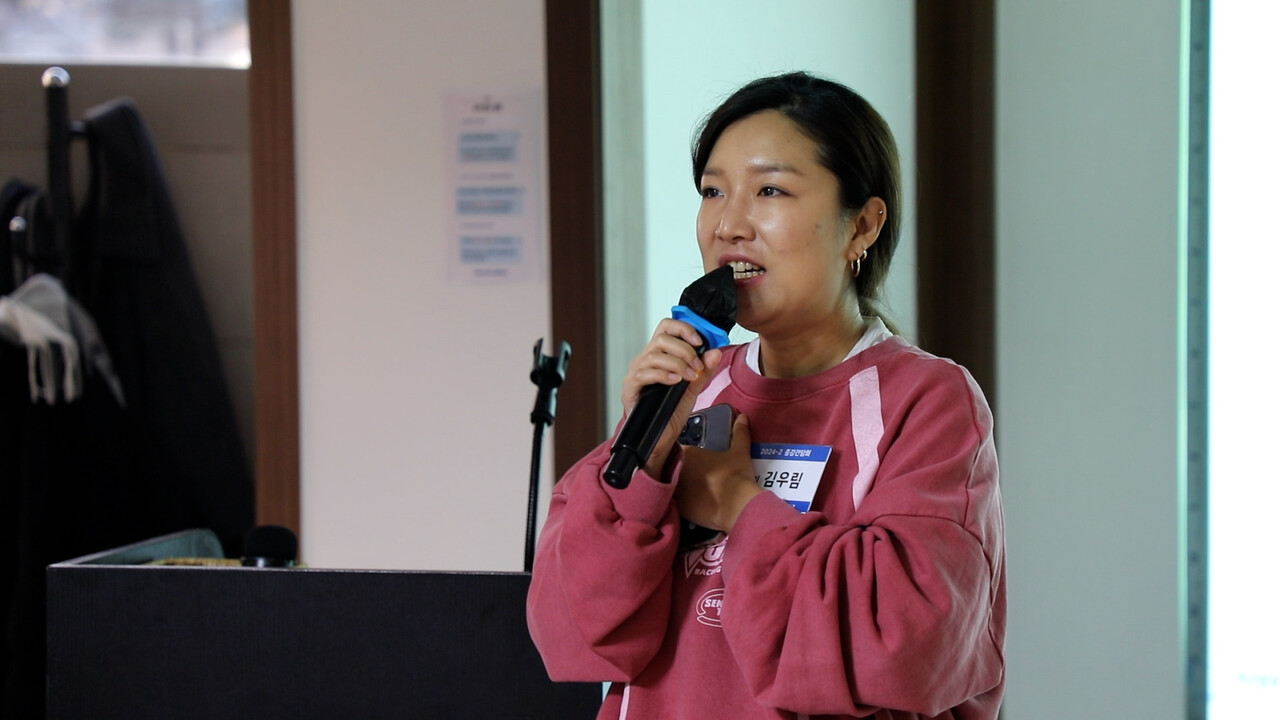 저널리즘혁신학과 1기 김우림 MBC충북 PD가 ‘심층탐사보도 방법론’ 수업에서 탐사보도 핸드북을 제작한 경험을 발표하고 있다. 이예진 PD