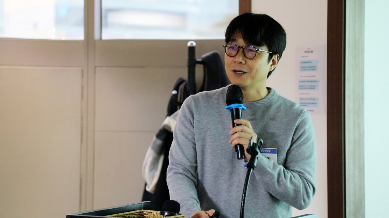 저널리즘혁신학과 1기 권영인 SBS 기자가 ‘인공지능 시대의 팩트체크’ 수업에서 AI와 협업해 팩트체크한 소감을 말하고 있다. 이예진 PD