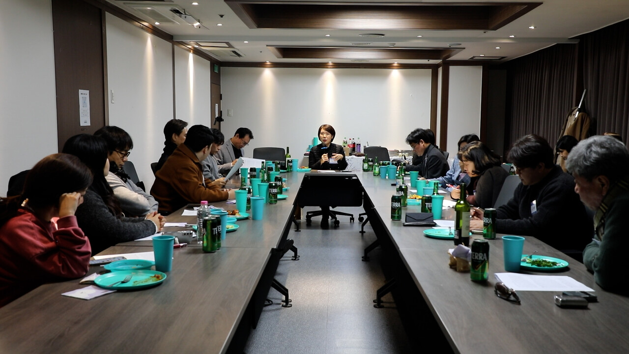 세명대 저널리즘대학원 저널리즘혁신학과 종강 세미나에서 제정임 원장이 수업 발표에 대해 총평하고 있다. 이예진 PD