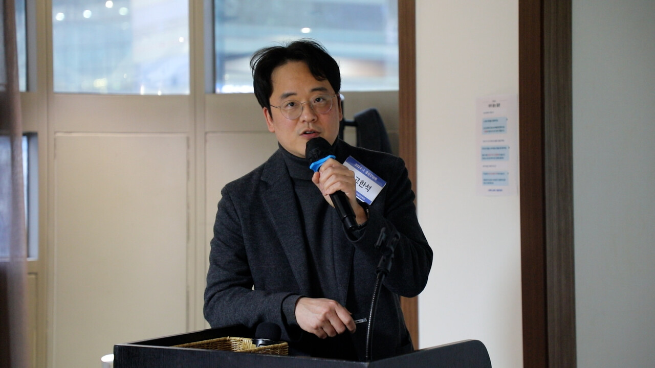 저널리즘혁신학과 1기 고한석 YTN 기자가 ‘언론 윤리법제 세미나’ 수업 소감을 발표하고 있다. 이예진 PD