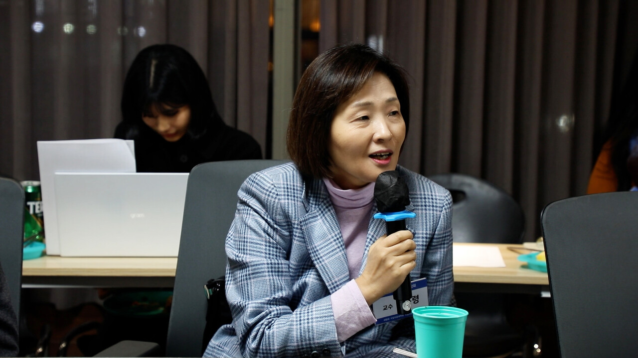 저널리즘혁신학과 종강 세미나에서 정은령 교수가 다음 학기에 강의할 교과목을 소개하고 있다. 이예진 PD