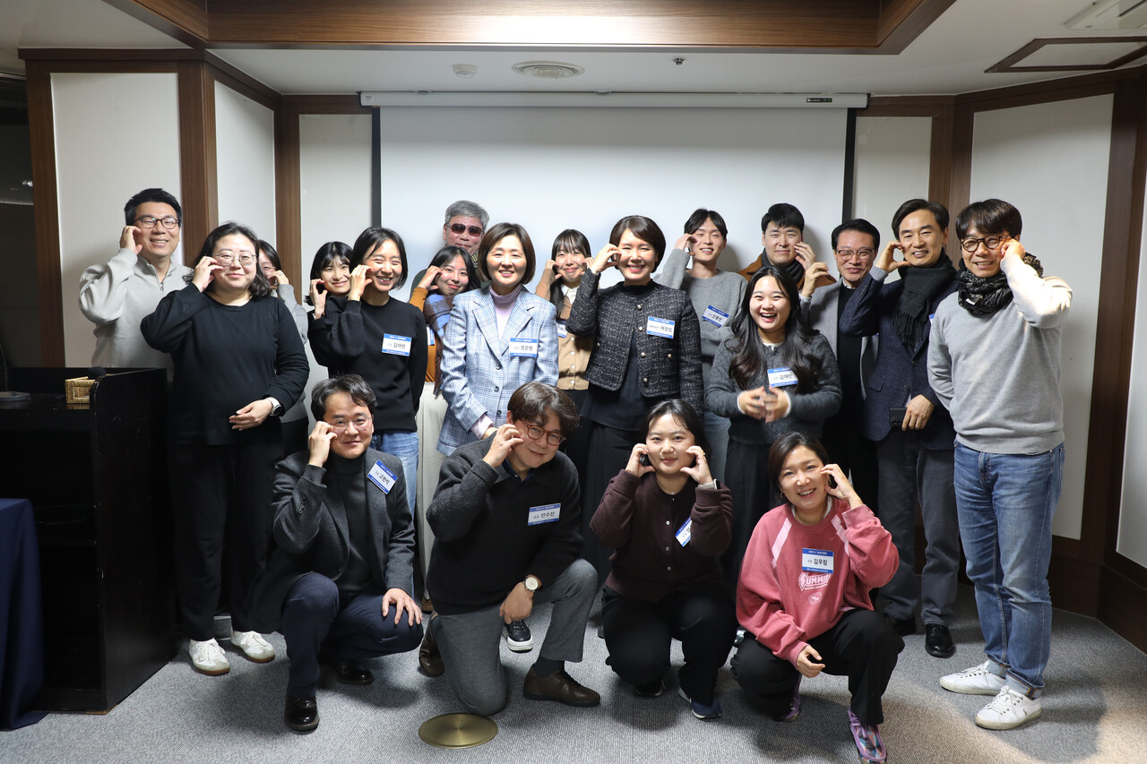세명대저널리즘대학원 저널리즘혁신학과의 첫 종강을 기념하는 세미나에 참석한 1기 학생들과 교수, 조교, 연구원들. 이예진 PD