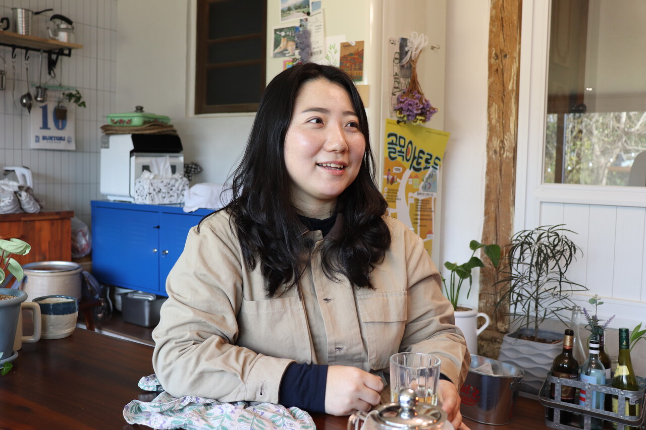 지난해 11월 29일, 조아름 기자가 지역 청년 커뮤니티 ‘모닥모닥’의 공용공간으로 사용하고 있는 자신의 집에서 차를 마시고 있다. 최영범 기자