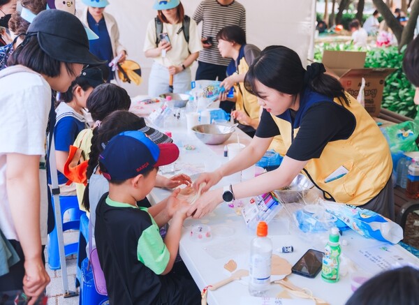 대학 시절 사회복지시설에서 봉사 활동을 하는 최 위원장의 모습. 최지원 위원장 제공