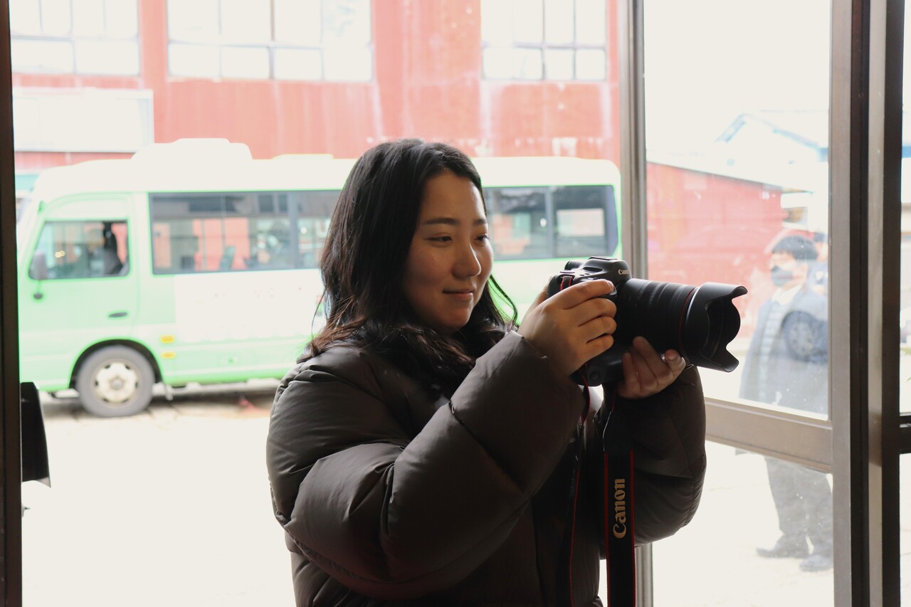 지난해 11월 29일, 조아름 기자가 남창시외버스터미널 곳곳을 촬영하고 있다. 최영범 기자