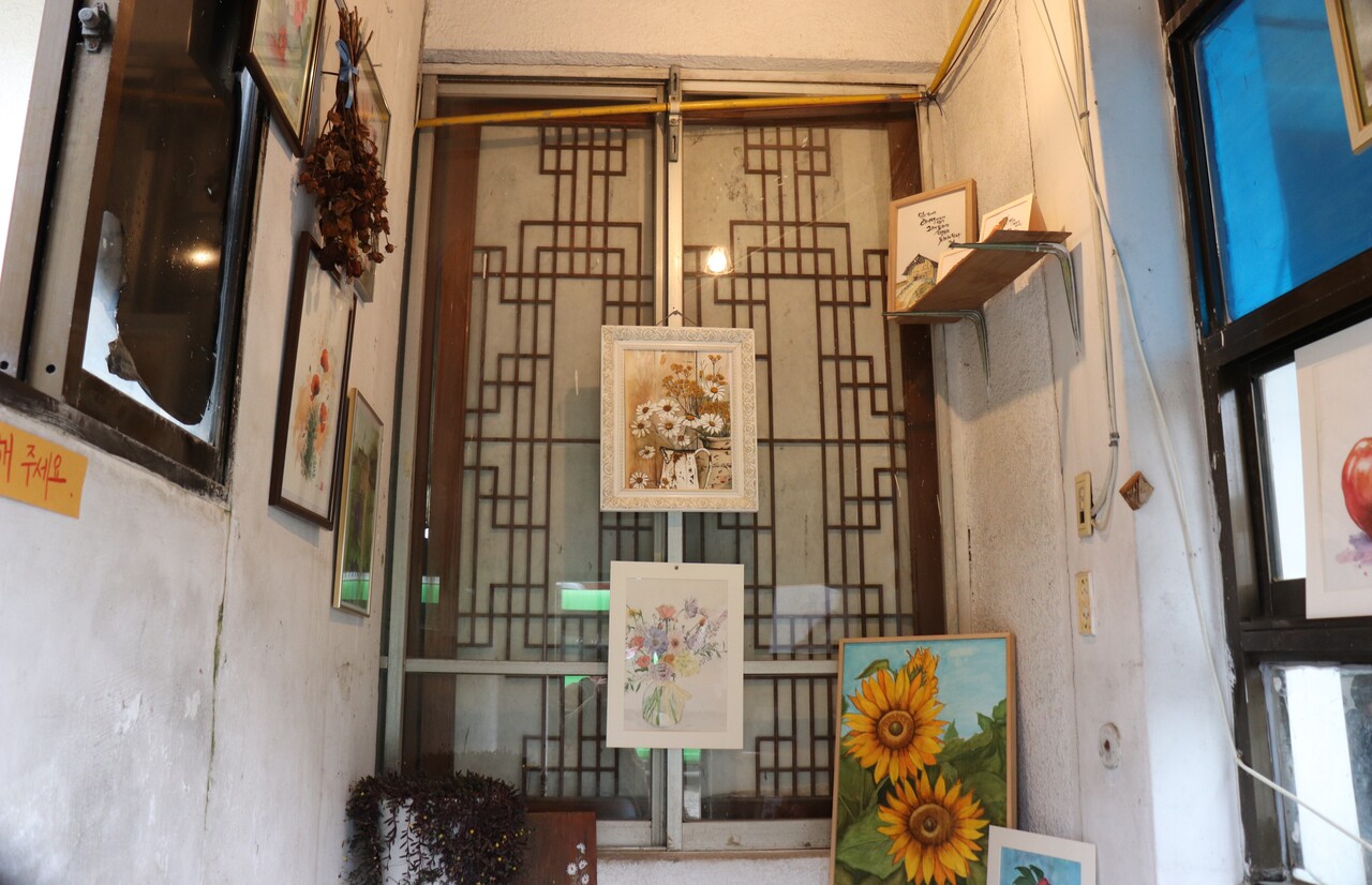 조아름 기자는 해남군 남창면 남창시외버스터미널의 작은 창고를 개조해 그림 전시회를 열었다. 최영범 기자