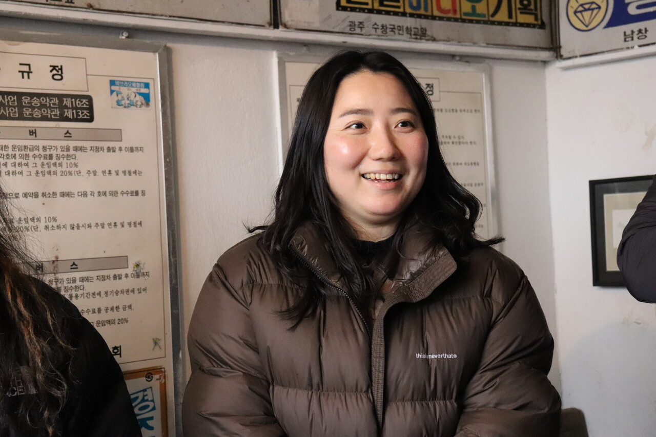 지난해 11월 29일, 남창시외버스터미널 창고에서 조아름 기자가 전시회를 열게 된 과정과 의미를 설명하고 있다. 최영범 기자