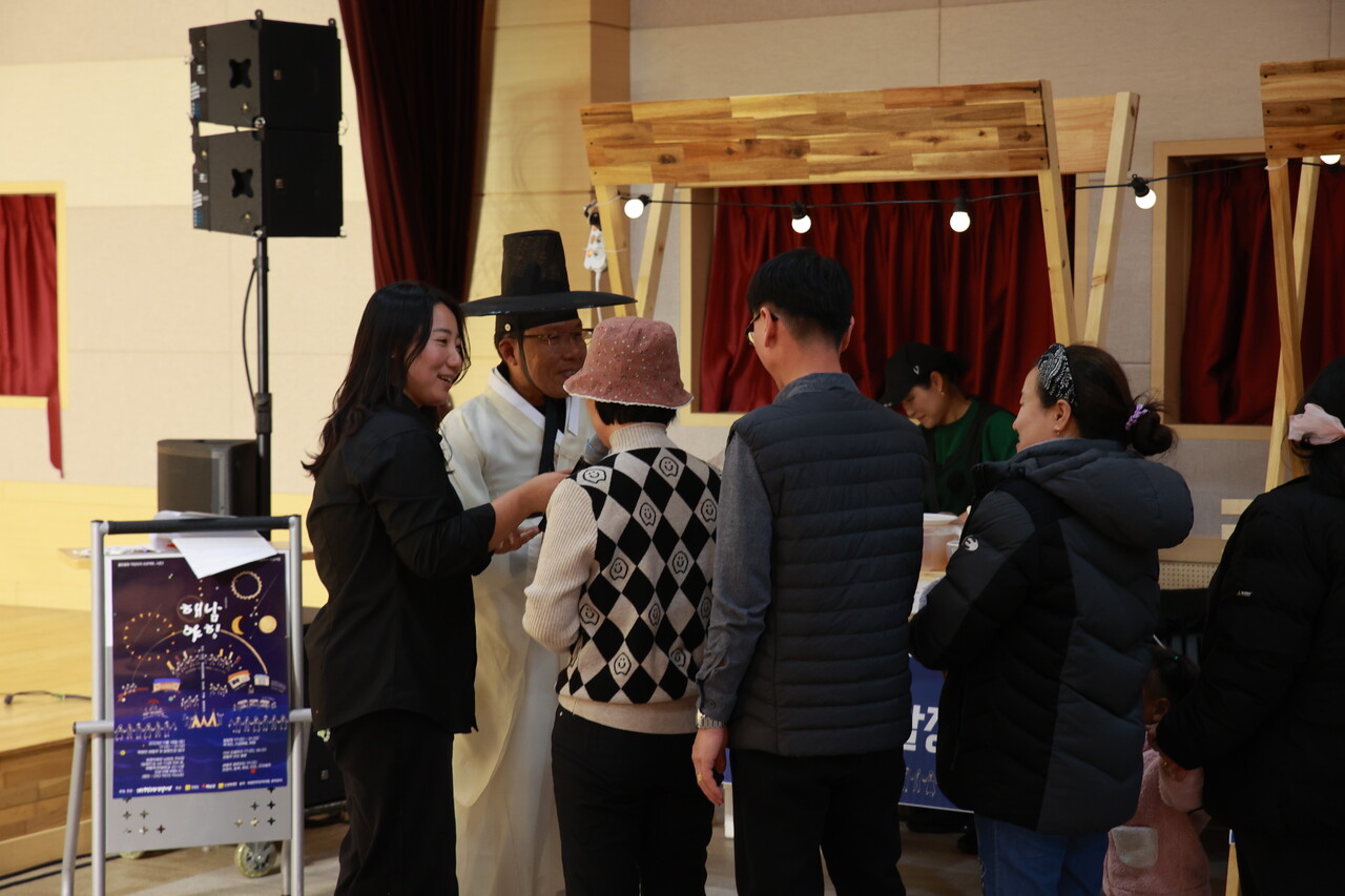 조아름 기자(사진 왼쪽)는 2024년 ‘달달한 마을 착륙일지’ 프로그램 중 하나인 ‘해남야행&달달장’을 진행했다. 노명석 북평면 자치회장(사진 왼쪽에서 두 번째)도 이 프로그램에서 ‘선비마을투어’를 맡아 북평면 곳곳을 소개했다. 조아름 제공