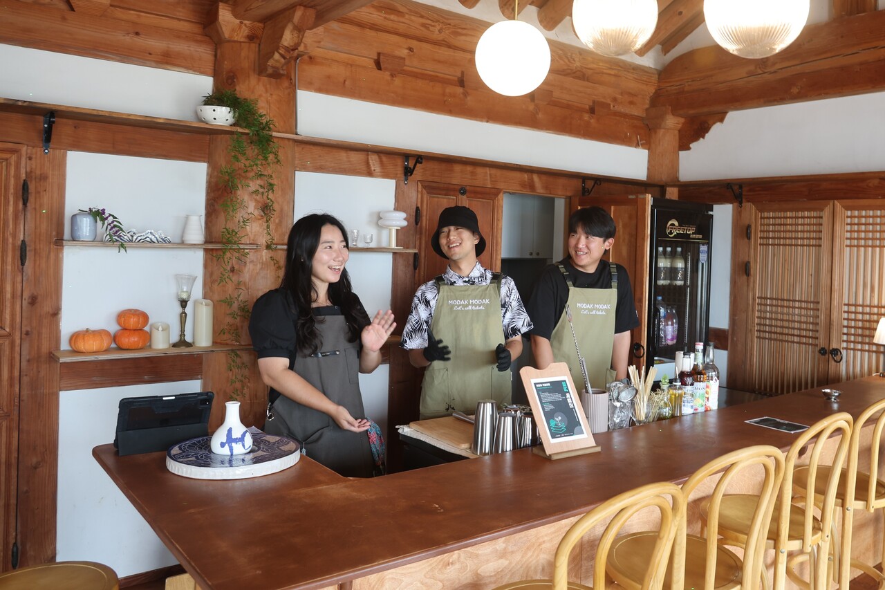 조아름 기자와 오이삭(24세), 김성호(28세) 씨는 해남군 북평면에 있는 ‘해월루’에서 2023년 10월부터 12월까지 ‘막걸리하우스 모닥’을 운영했다. 조아름 제공