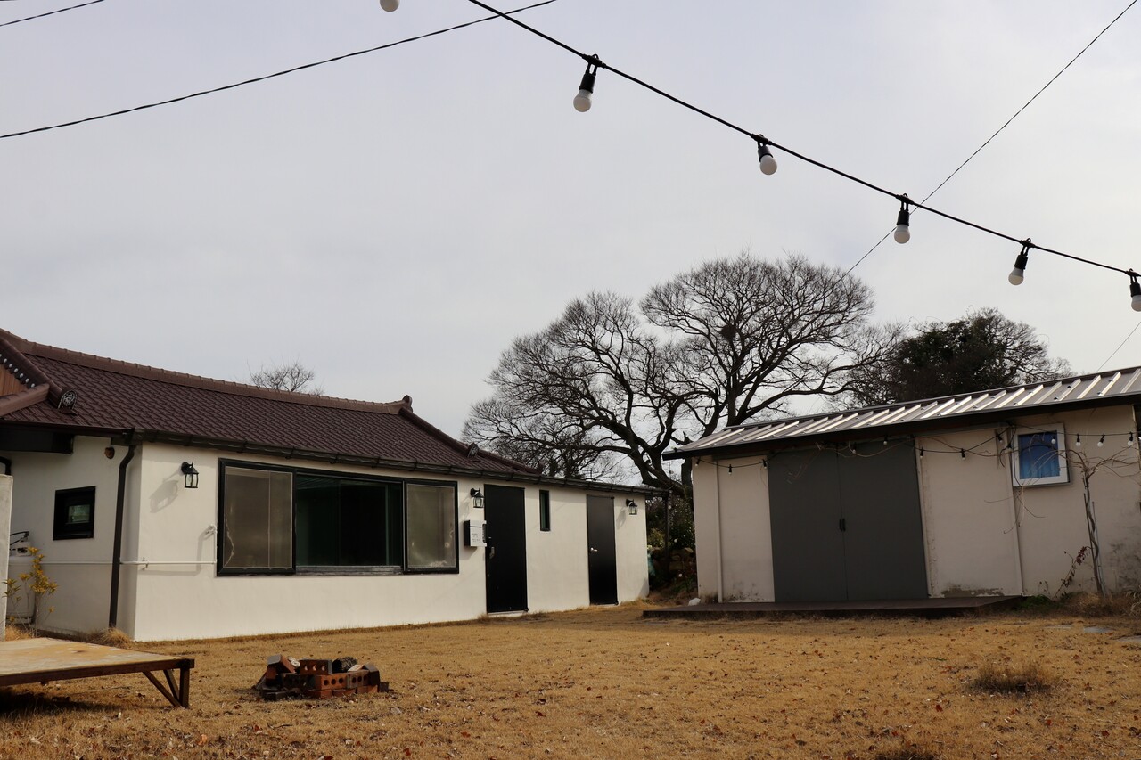 조아름 기자는 사람들의 도움을 받아 빈집과 창고를 수리했다. 왼쪽 건물은 ‘모닥모닥 하우스’, 오른쪽 건물은 ‘모닥모닥 아지트’다. 수리하는 데 각각 1년, 7개월이 걸렸다. 조아름 기자는 지금 모닥모닥 하우스에서 살고 있다. 최영범 기자