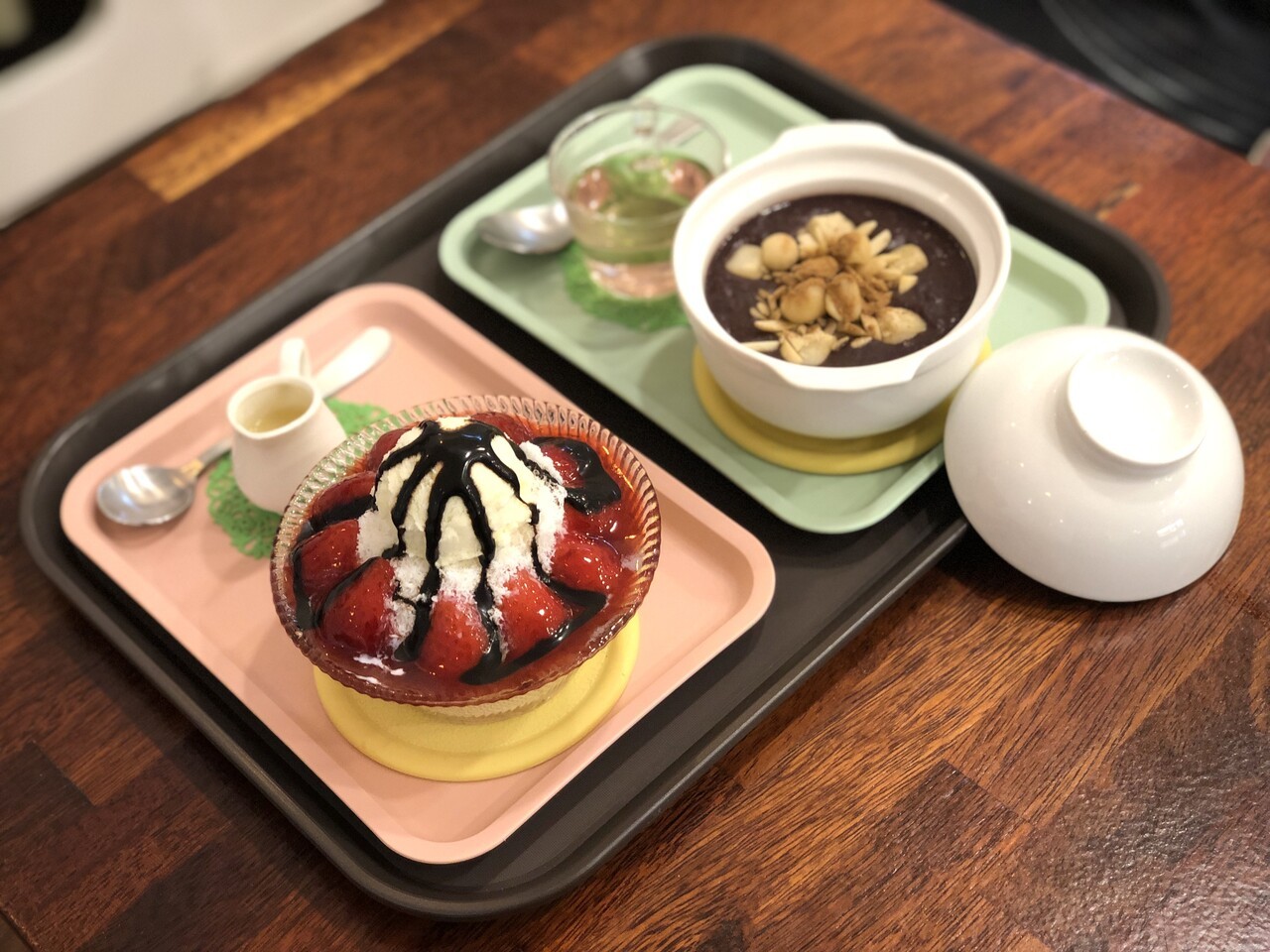 장미꽃 차와 함께 소담하게 담겨 나온 국산 단팥죽과 고운 입자의 우유 얼음이 깔린 딸기빙수. 이예진 기자