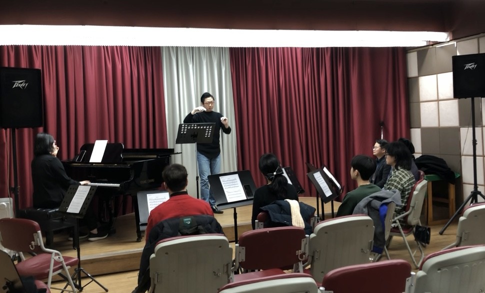 지난달 27일 음악마을 건물 3층 강당에서 김민 씨가 일일 무료 성악 발성 수업을 진행하고 있다. 이예진 기자