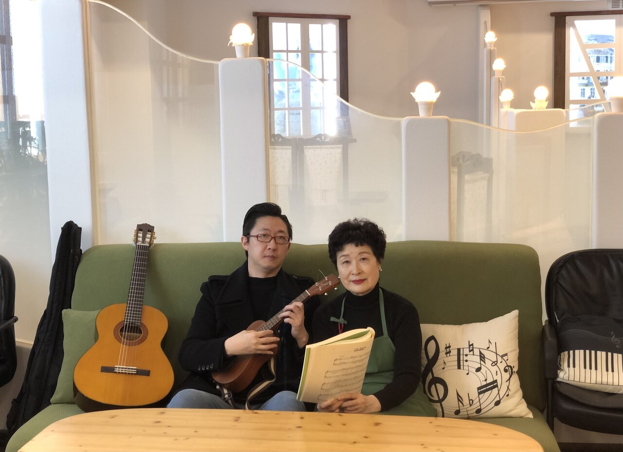 김태식 씨가 카페 일을 하는 사이, 아들 김민 씨와 어머니 정순례 씨가 포즈를 취하고 있다. 이예진 기자