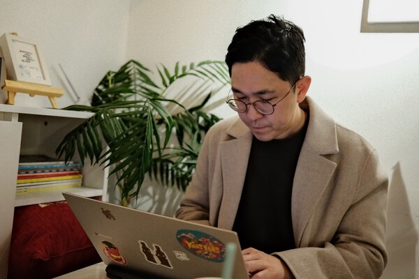 지난달 24일 서울시 종로구의 어느 카페에서 유 기자가 노트북에 기사를 쓰고 있다. 홍성민 기자