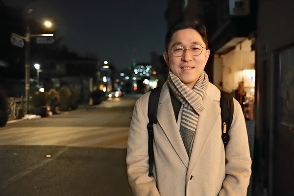 지난달 24일 유대근 기자가 인터뷰를 마치고 카메라를 향해 미소 짓고 있다. 홍성민 기자