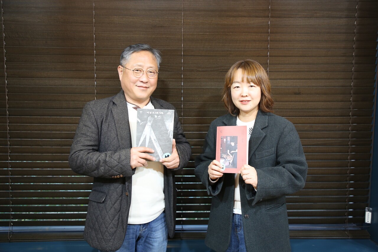 1월 3일, 충청북도 청주시 미디어 날 사옥에서 이재표(왼쪽), 박소영(오른쪽) 기자가 미디어 날 계간지를 들고 있다. 전설 기자