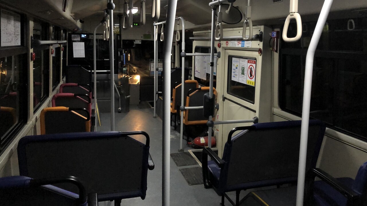 평일 저녁 7시 19분 제천시 852번 시내버스가 1시간이 넘도록 빈 채로 운행 중이다. 이예진 기자