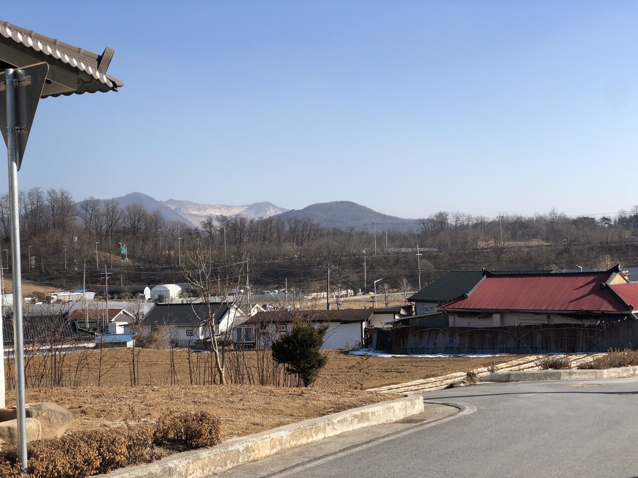 지난 1월 24일 화산동의 행복택시 승차장인 제천시 강제동 마을회관 앞에서 바라본 마을. 동 단위 지역이지만 주변에 시내버스 정류장을 찾아보기 어렵다. 이예진 기자