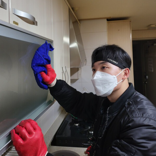 지난 14일, 엄 팀장이 70대 노인의 고독사 현장에서 오염물과 악취 제거 작업을 하고 있다. 엄우빈 씨 제공