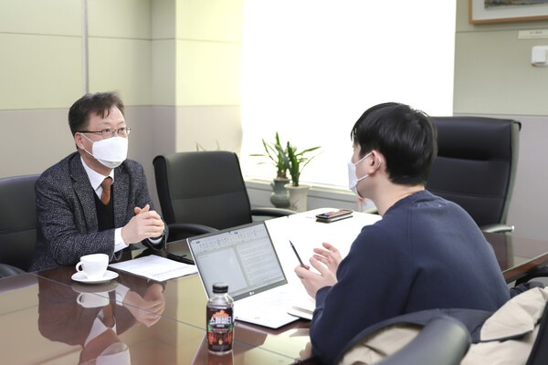 2021년 1월, 윤수현 기자(오른쪽)가 당시 강상현 방송통신심의위원회 위원장과 한국방송회관에서 인터뷰하고 있다. 윤수현 기자 제공