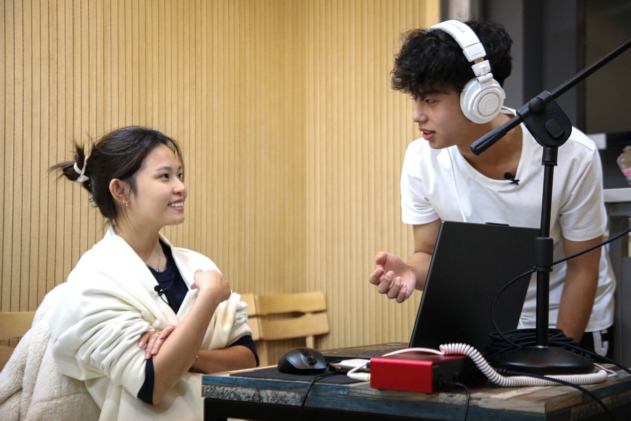 보안트(왼쪽)와 김유신(오른쪽)이 함께 노래를 녹음하고 있다. 김유신은 작곡을 좋아하며 보안트는 노래 부르기를 즐긴다. 홍성민 기자